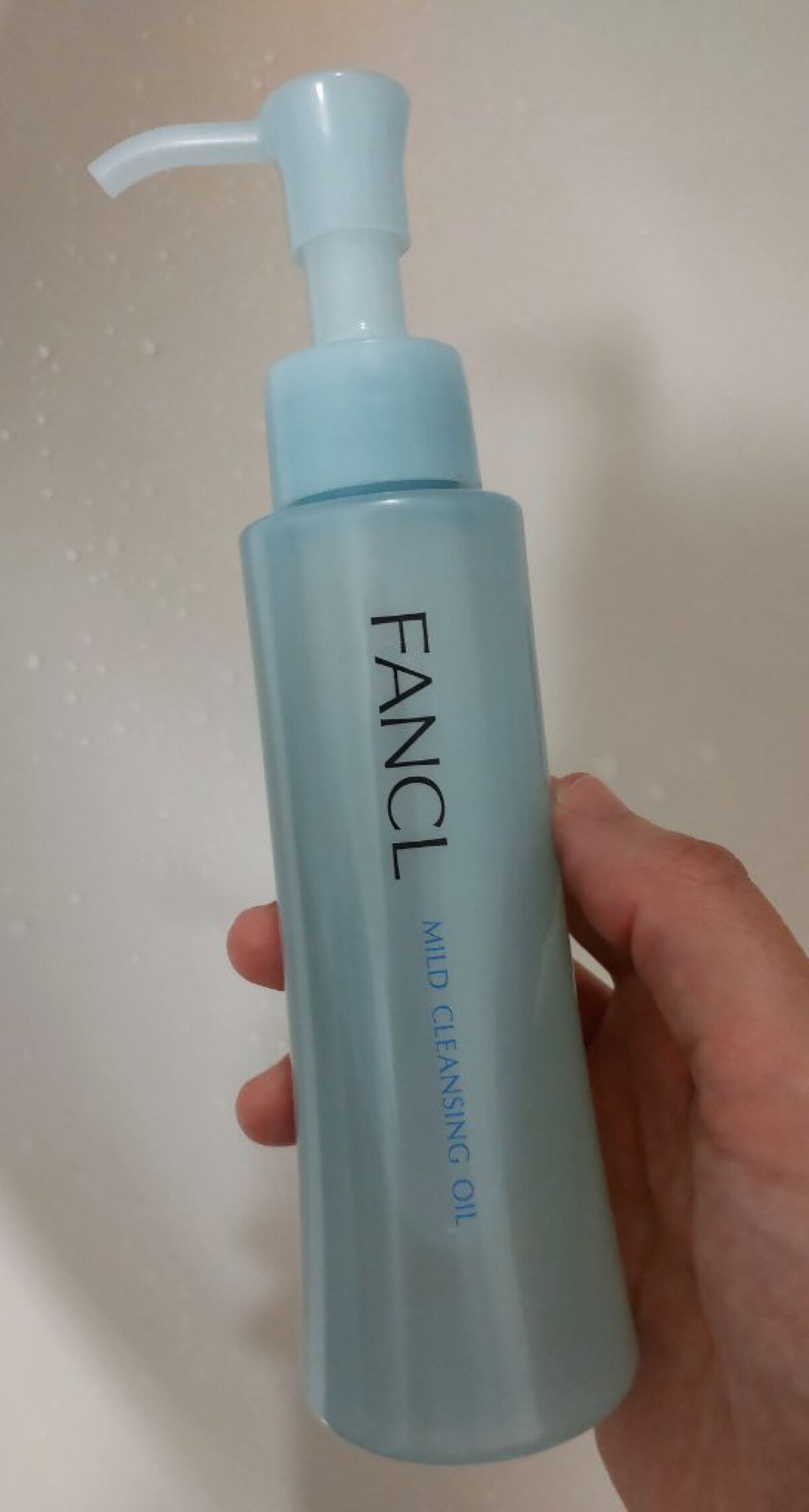 メイクなじみがよく、スッキリした洗いあがりです。
まつエクもOKなので嬉しいですね。

ファンケル
マイルドクレンジング オイル