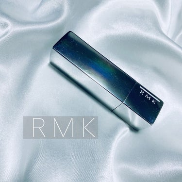 RMK
リップベース モイスト



マットリップもずっと流行ってて、
でもやっぱり乾燥が気になるので
ツヤ感があるマットリップとも相性がいいベースを探してました。

このリップベースは、スッピンの時も