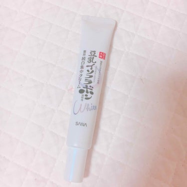 なめらか本舗 薬用美白スポッツクリーム　　19g  900円
.
欲張って顔中に塗っています。
美白クリームとありますが、保湿効果も望めますよ。
.
顔中に塗ってもベタつきません。
サラッとしたテクスチ