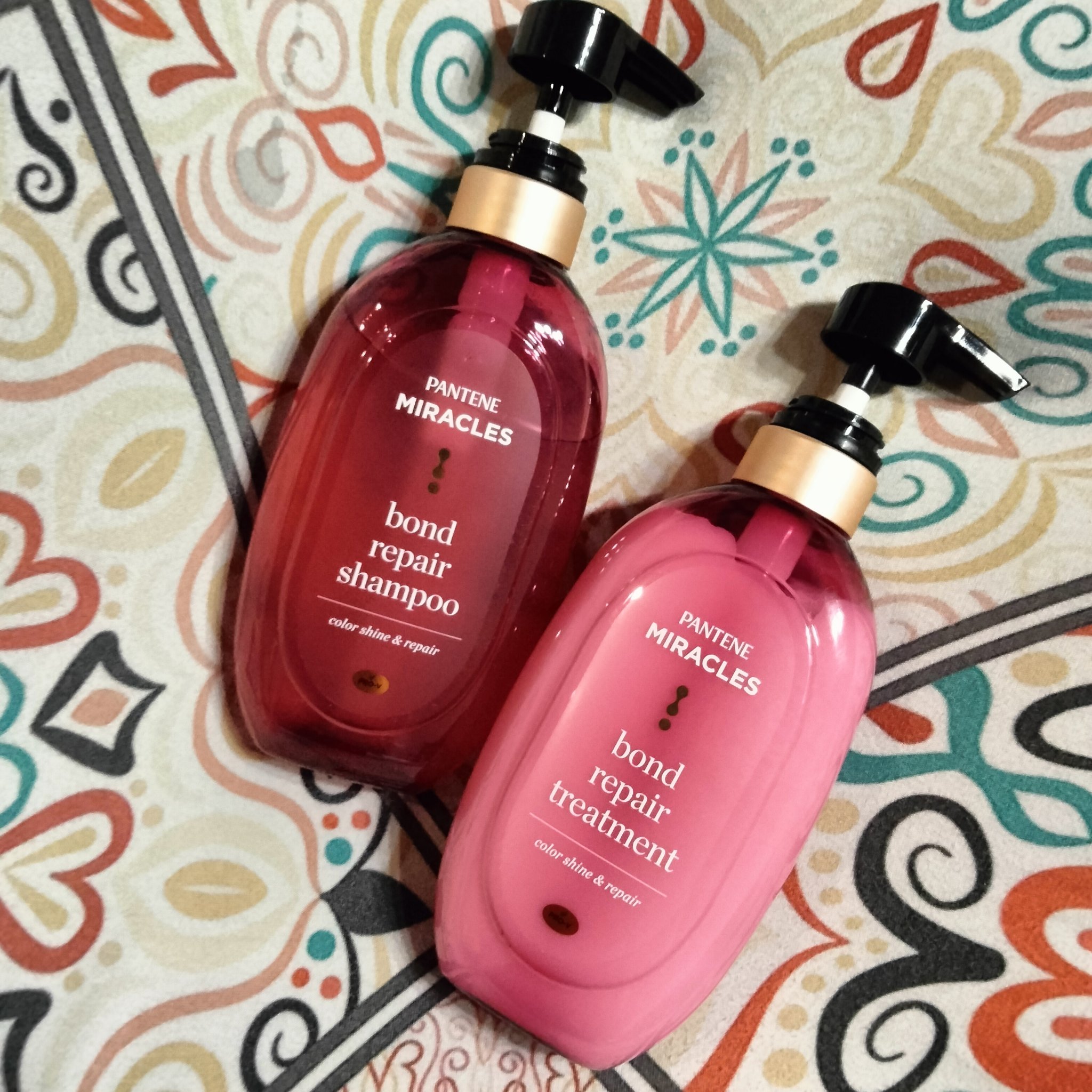 パンテーンミラクルズ
ピンクローズ&マンダリンオレンジの香りです
可愛らしいパッケージ
パンテーンシリーズ大好きなので嬉しいです
香りが良くて、バスタイムがウキウキ楽しくなる感じ🍀

蓄積ダメージが気になるこの季節
しっかりケアで髪色も長