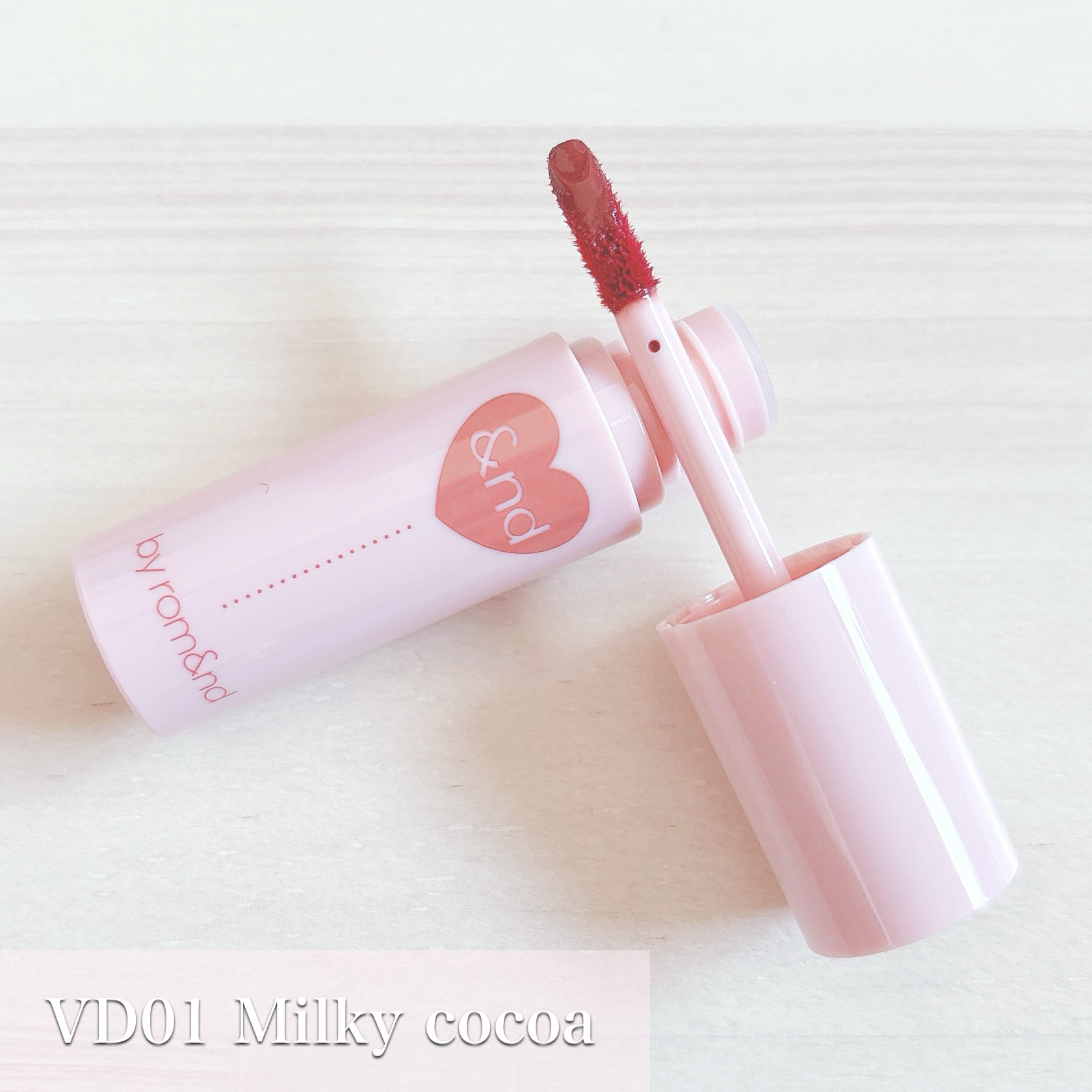 アンドバイロムアンド　グラッシーボムティント VD01 Milky cocoa/&nd by rom&nd/リップティントを使ったクチコミ（2枚目）