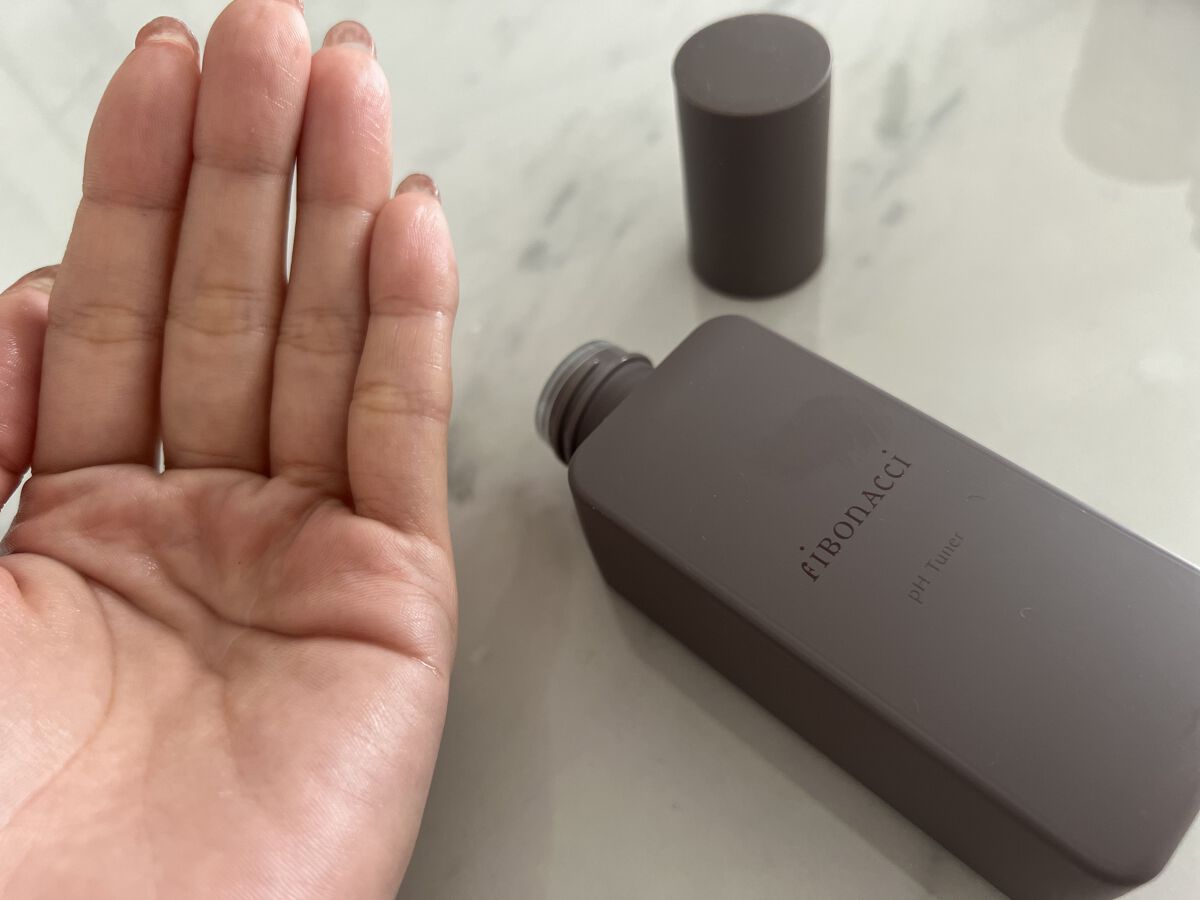 弱酸性の化粧水で、お肌のpHを調整して整えてくれる化粧水。
洗顔後すぐに使用しましたが、特にピリピリ刺激もなく使いやすいです。

テクスチャーはサラッとしていますが、しっかりお肌に浸透して保湿してくれる感じもあり！
これからの季節保湿大事で