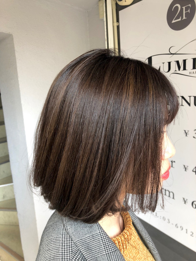 モカブラウンの髪色をした横顔