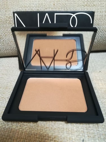 皆様、おはようございます！

こちらは、

NARS ブロンズパウダー 5101N

になります！

シェーディングになります。

今まで、マットタイプを使ってたのですが、あら？こちら、ツヤが出るじゃな