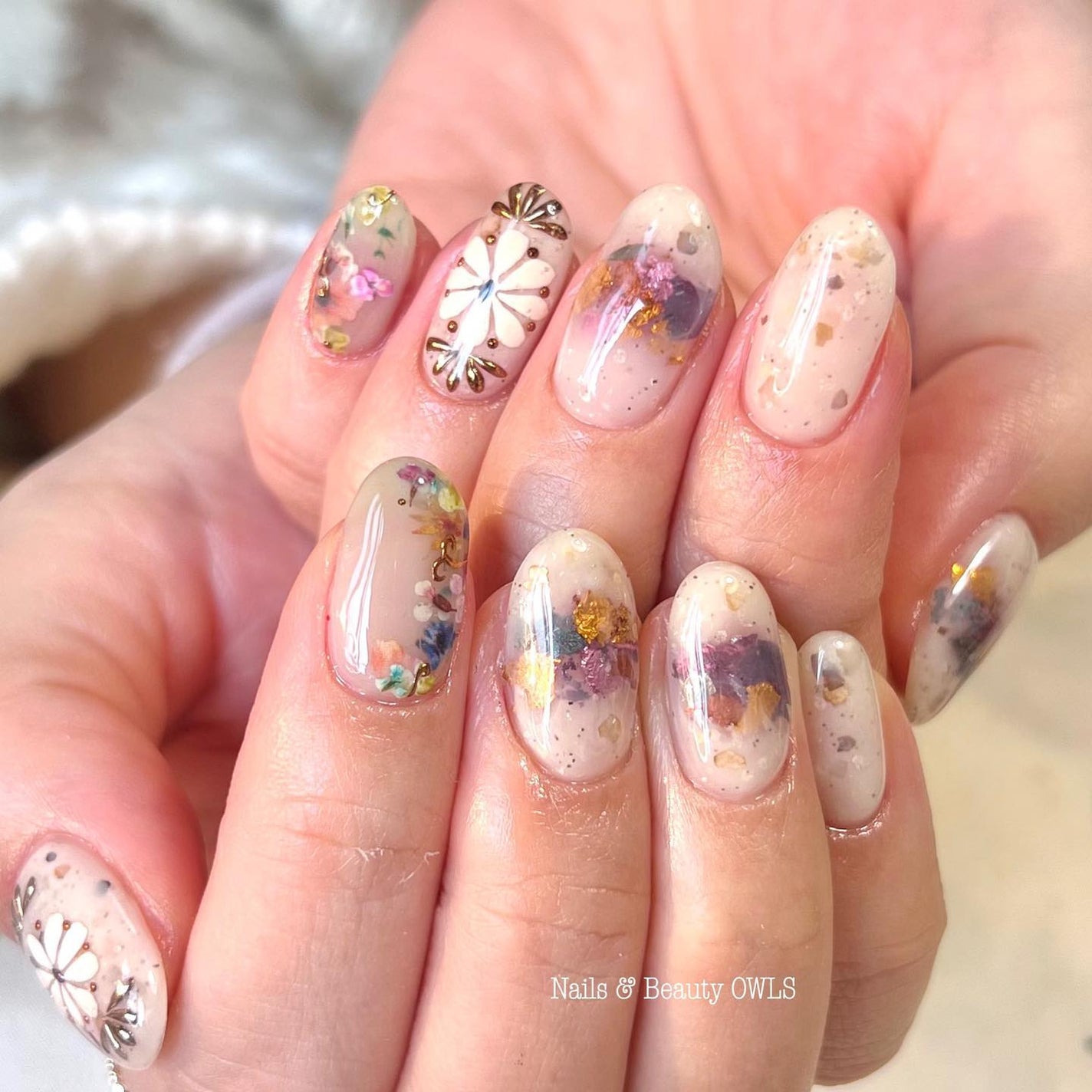 ぴよこれいと あうるす on LIPS 「前撮りネイル。和装と洋装に合うように。そんなオーダー。ご結婚、..」(1枚目)