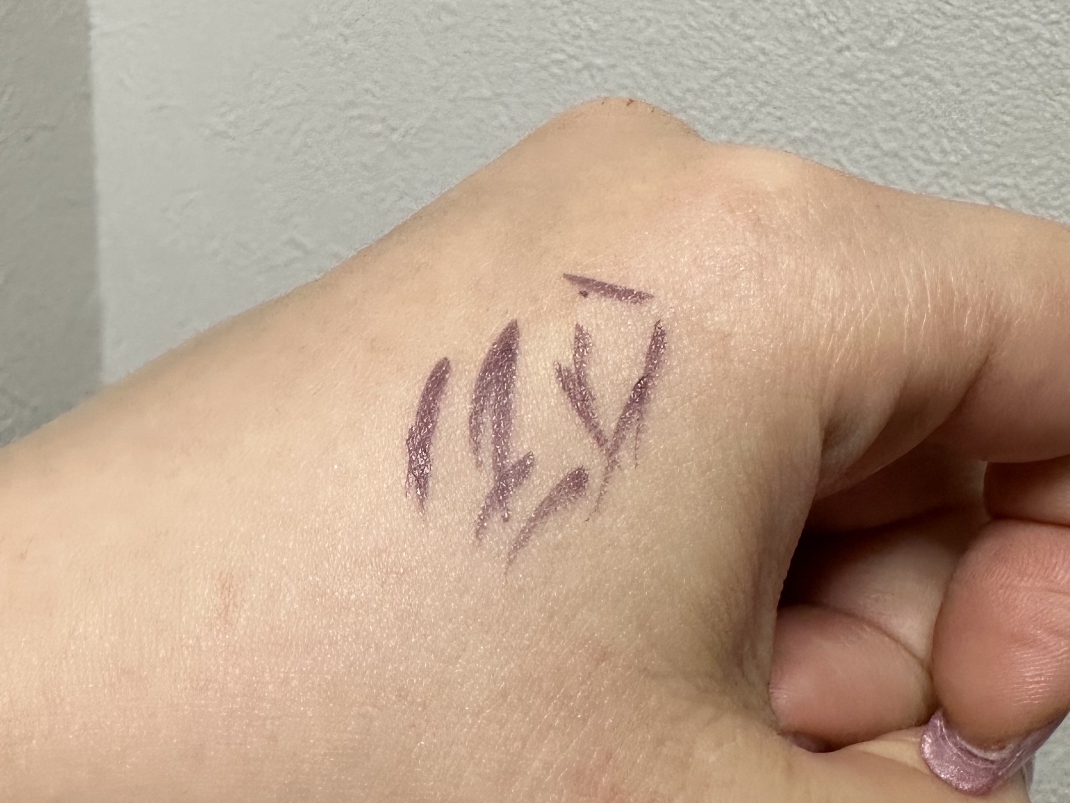 ウルトラカラー アイライナー PU-1 おしゃれな透明感 スモーキーパープル/MAYBELLINE NEW YORK/リキッドアイライナーを使ったクチコミ（2枚目）