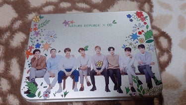 EXOが好きな方必見！！

NATURE REPUBLICの
EXO MOISTURE SPECIAL COLLECTIONを
ご紹介します✨

この商品は縦15㌢×横20㌢の缶の中に
メンバーの顔写真