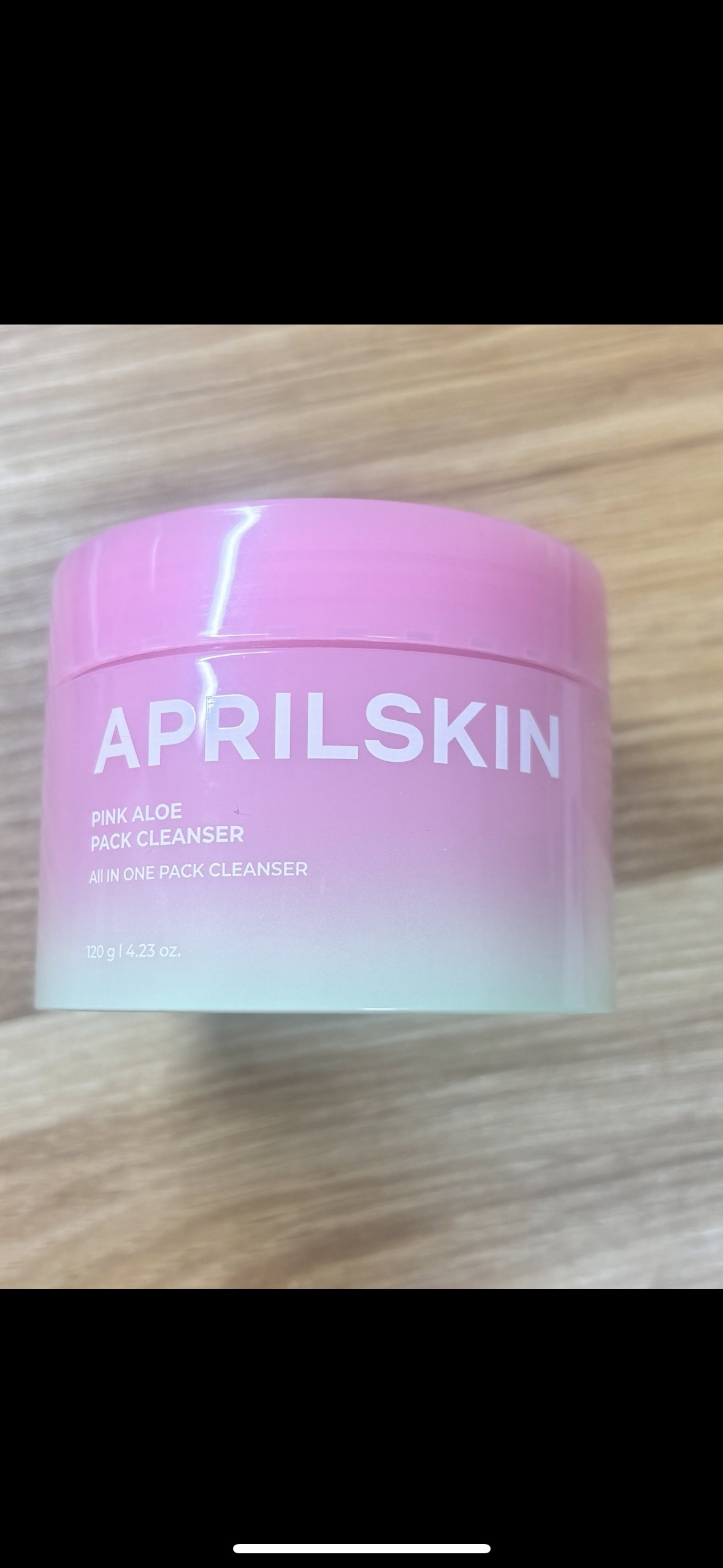 ピンクアロエメレンゲクレンザー

スイカみたいな匂いする…スイカ？？なんだろう？

つぶつぶ入っててガサガサ減ったかな？
結構ピリピリしたり引っ張りを感じる私でも潤い感じた！！
洗浄力は、優しすぎて心もとない気はするけどファンデ使わないから