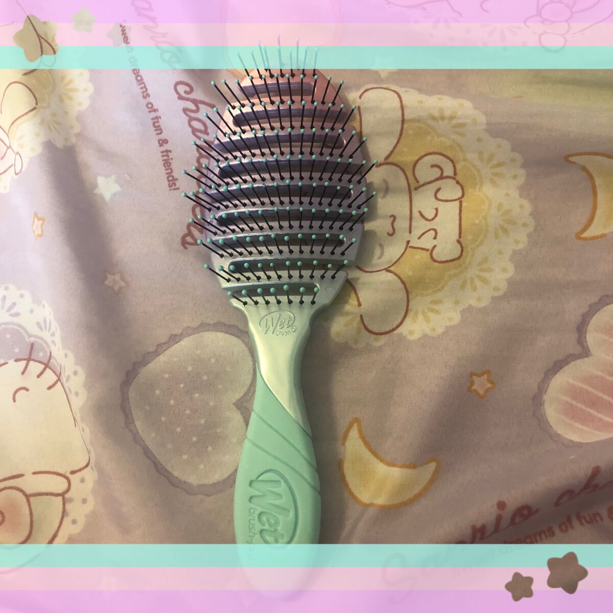 ウェットブラシ フレックスドライのクチコミ「




二本目のリピです☁️






キキララ⭐️みたいでかわいいカラー。
一本目はピン.....」（2枚目）