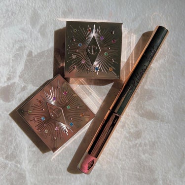 Charlotte Tilbury ピロートーク クリスタル ディメンション アイライナーのクチコミ「.
#えいな購入品2022 

.
さすが海外コスメ！！！なギランギランの
ラメと偏光カラーが.....」（2枚目）