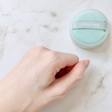 innisfree ノーセバム　ミネラルパウダー　Nのクチコミ「コスパが良くって大のお気に入りパウダー！
皮脂の多いおでこや鼻周りも、サラサラ長続き。
脂性肌.....」（3枚目）