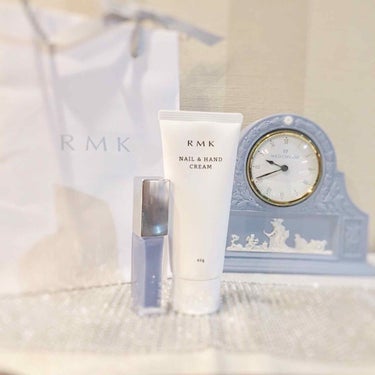 地元の親友から遅めの誕生日プレゼント🎁としていただきました💝

まず、RMK  のネイルアンドハンドクリームから💕

こちらは、レモンシトラスの香りがしてとっても夏らしい香りです。そろそろ秋の風も感じま