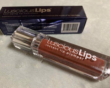 Luscious Lips 335

色味ですが、こちらの色味はブラウン味が強めのカラーかな？

付け心地ですが、ラシャスリップは結構スースー感が強めだなと思います。
有名なDiorのマキシマイザーより