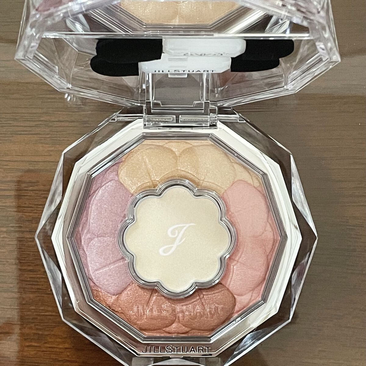 かわいさも実力もさすが👏🏻💗

JILL STUART ブルームクチュール アイズ 04 sunlit ranunculus

社会人になったら買うって決めてたJILLのコスメ、先日デビューしました🫶

【良いところ】
まず、色味が