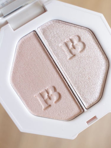 FENTY BEAUTY BY RIHANNA　KILLAWATT

このハイライトすごいです、、！！
MACやコスデコの上品なハイライトも
もちろん良いですがこの艶感は凄いです
左のベージュカラーの方