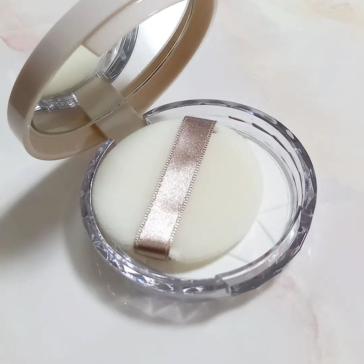 CEZANNE 毛穴レスパウダーのクチコミ「CEZANNE
毛穴レスパウダー🐥

最近はかなり暑くなってきたので、
ファンデーションすると.....」（3枚目）