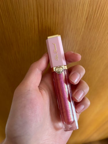 Too Faced リッチ＆ダズリン ハイシャイン スパークリング リップグロスのクチコミ「みた感じ色やばいけどつけてみたら意外と馴染む！
青みラメです
ラメは結構細かい！！ピリピリする.....」（2枚目）