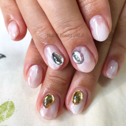 ぴよこれいと あうるす on LIPS 「白のもわもわ。パーツは金さん銀さん。の、ちぐはぐネイル。#ちぐ..」(4枚目)