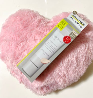 TIME SECRET
ミネラル 薬用プライマーベース
クリア


お肌にやさしいミネラル化粧下地🤲✨
SPF36 PA+++、せっけんで落とせるのは嬉しい！
美白×シワ改善、肌あれ防止成分ナイアシンアミドを配合したスキンケア下地です🌸

先が細いので適量を出しやすく、伸びがいいので少量でOK👌
やわらかめのテクスチャーで、するするする〜っと気持ちよく全顔に塗れます🤭💓

カラーはクリア、色調補正はないですが、肌の色ムラをカバーしてくれて自然にトーンアップします🫶
あとツヤがすごく綺麗にでる！塗ったあとの手のひらも綺麗にツヤツヤ🤣笑
これはグリーンとピンクも欲しくなるな…🤔



#TIME_SECRET#タイムシークレット#TIMESECRET#ミネラル_薬用プライマーベース#ミネラル薬用プライマーベース#薬用プライマーベース#化粧下地#スキンケア下地#ミネラル下地の画像 その0