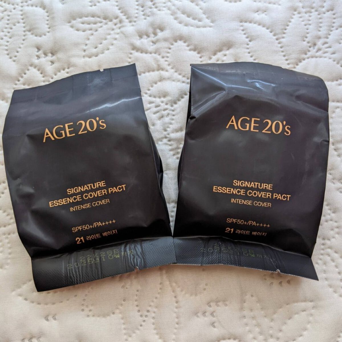 AGE20’s SIGNATURE ESSENCE COVER PACT　のクチコミ「1億3,000万個完売👑
マーブル模様が目を引くクリームファンデ💕

ブラックのパクトは、一番.....」（3枚目）