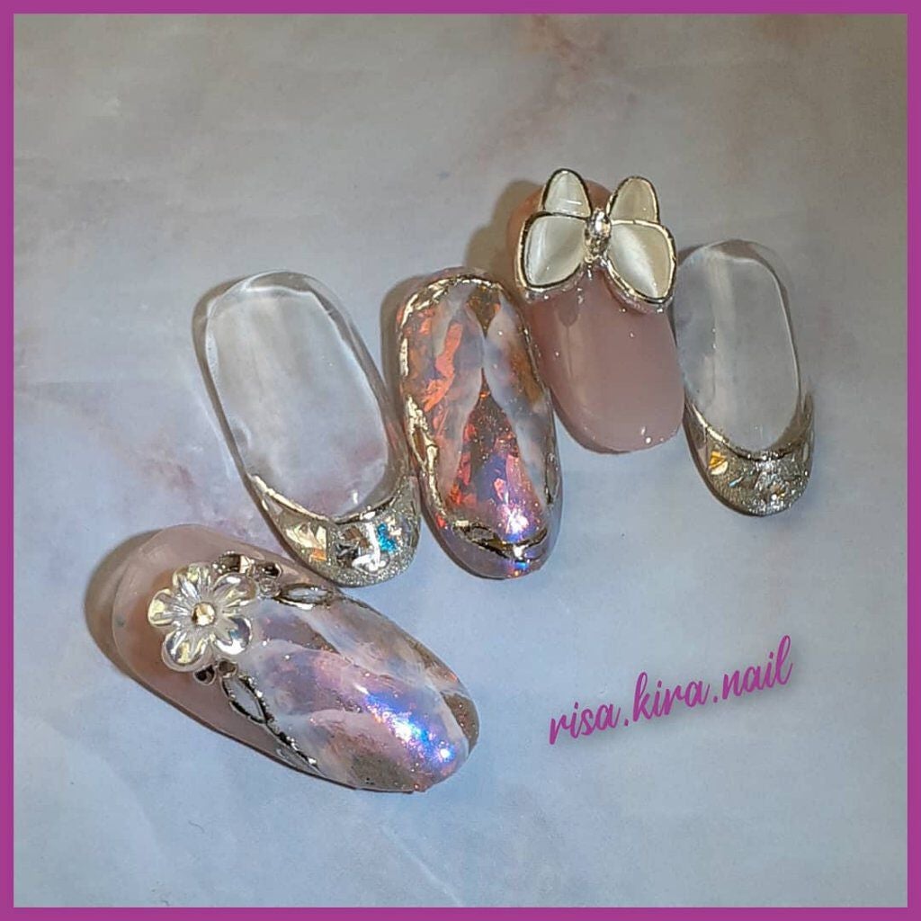 r.kira.nail on LIPS 「スプリングネイル🌸✨キラキラ春カラーで気分が上がるデザイン😄💞..」(1枚目)