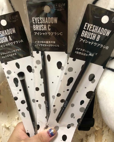 ！とうとう私のところにも来た！
大人気商品  UR GLAM
ダイソー商品ー！！
100円ショップの化粧品なんか……
って思ってた自分を懲らしめたい。笑
ブラシ持ってなくて他のものと
比べられませんがい