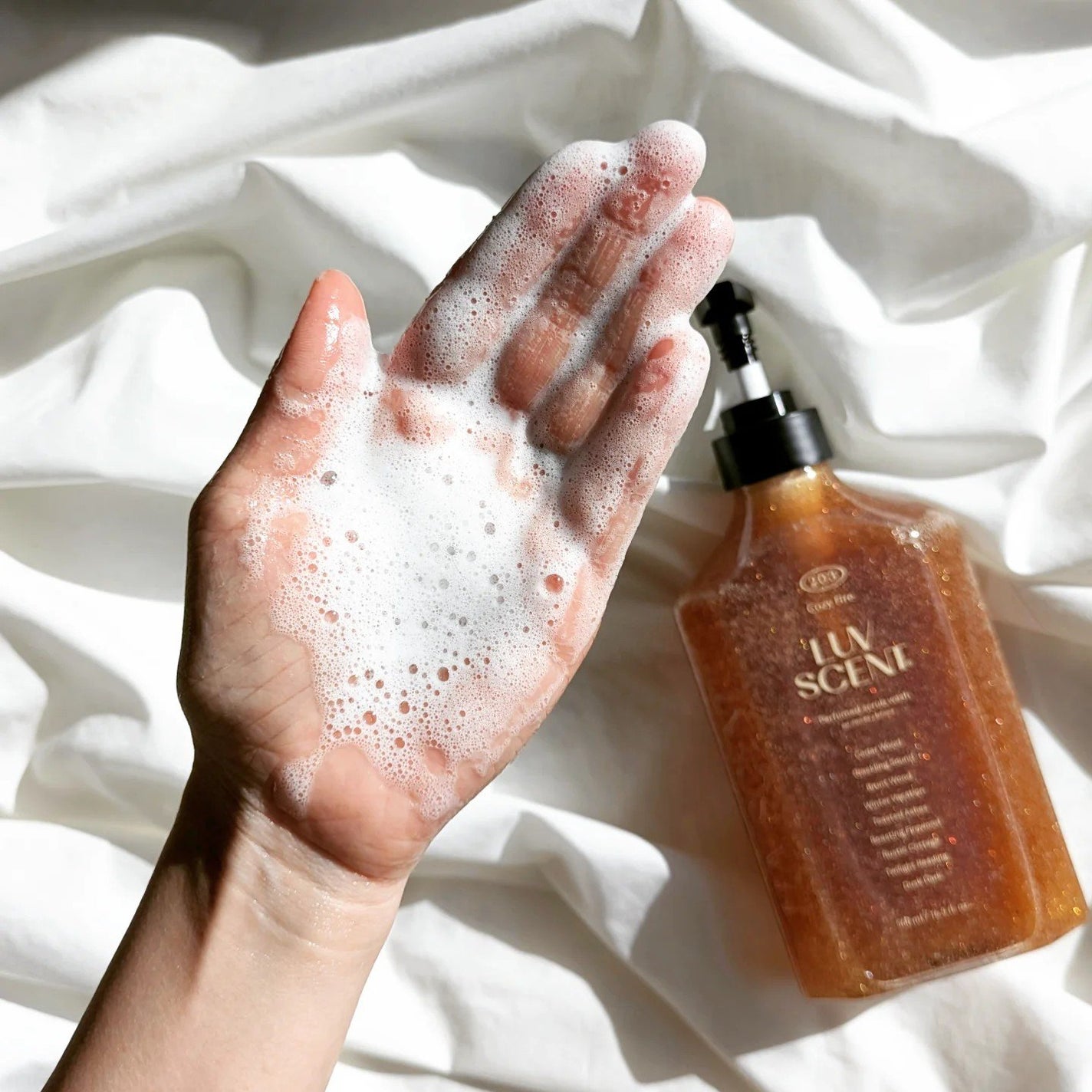 スクラブボディウォッシュ コージーファイヤー シダーウッド/LUV SCENT/ボディスクラブを使ったクチコミ(4枚目)