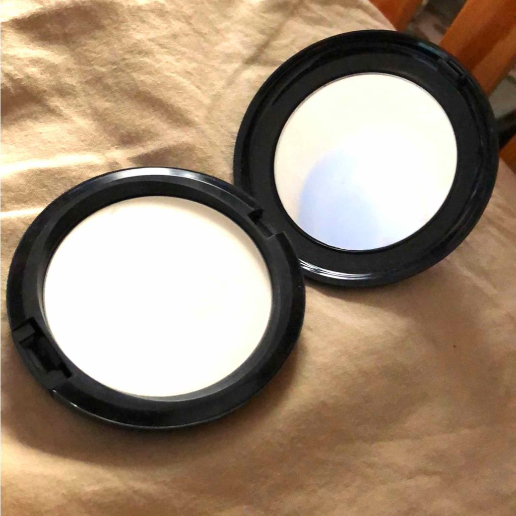 M・A・C プレップ プライム トランスペアレント フィニッシング パウダー/プレストのクチコミ「肌のテカリの悩みから完全にさよなら！
つけて3〜4時間は確実にサラサラ！！
少しテカリ出したな.....」（1枚目）