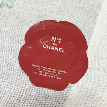 CHANEL
アイクリーム N°1 ドゥ シャネル


アイクリームを使わないと小ジワが気になる年齢…

クリームがしっかり肌にフィットしてくれるから気になるところだけを保湿できます♪

クリームを全体