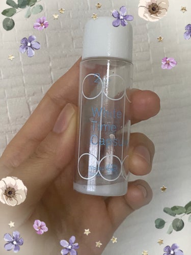 SISI ✨️ホワイトタイムカプセル ミニ15ml 1320円

使い切り⭐️

なんか肌に効きそうなハーブ🌿みたいな香りがする❣️使いやすくて私の肌に合っていました🩷️

#とみりーさん買いスキンケア

サイトより引用↓↓↓

SISIとは、「私を思う（私思）」ことを大切にした
習慣を提供するスキンケアブランドです。
世界中の原料と、サイエンス技術を掛け合わせ、
肌への効果を追求。
既成のスキンケアメソッドに縛られず、
今日からすぐ取り入れてもらえるようなユニークな
パワーアイテムを提供します。

時間差保湿で、うるおいが満ちていく。
乾きと決別し、
肌への自信を育む化粧液。
「White Time Capsule (ホワイトタイムカプセル)」は、
塗布した瞬間から肌に吸い込まれるようになじみ、
時間差で自らうるおいを抱き込める肌へと
手引きしていく化粧液。

オイルリッチなのに、みずみずしい。
肌内部*1 に豊かなうるおいを長時間閉じ込めます。

肌のマイクロバイオーム(常在菌) に着目した
ホワイトキノンコンプレックス*2 (保湿成分)が、
一瞬 / 1日 / 1ヶ月と使い続けるほどに、
安定した透明感を携えた、乾きを知らずな肌への変化を
サポートします。

使う度に、自らのうるおい力を鍛え、
一年中あかるい、澄んだようなブライトスキンへ。
*1 角層まで
*2 ミトラカーパススケーバーエキス、ウワウルシ葉エキス


ミニサイズからぜひチェックしてみてください⭐️

またリピートしたいな🔁

見ていただき、ありがとうございましたm(*_ _)m

#SISI
#SISIホワイトタイムカプセル
#SISIホワイトタイムカプセルミニ15ml
#とみりーさん買いスキンケア #乾燥ケアの本音レポ の画像 その0