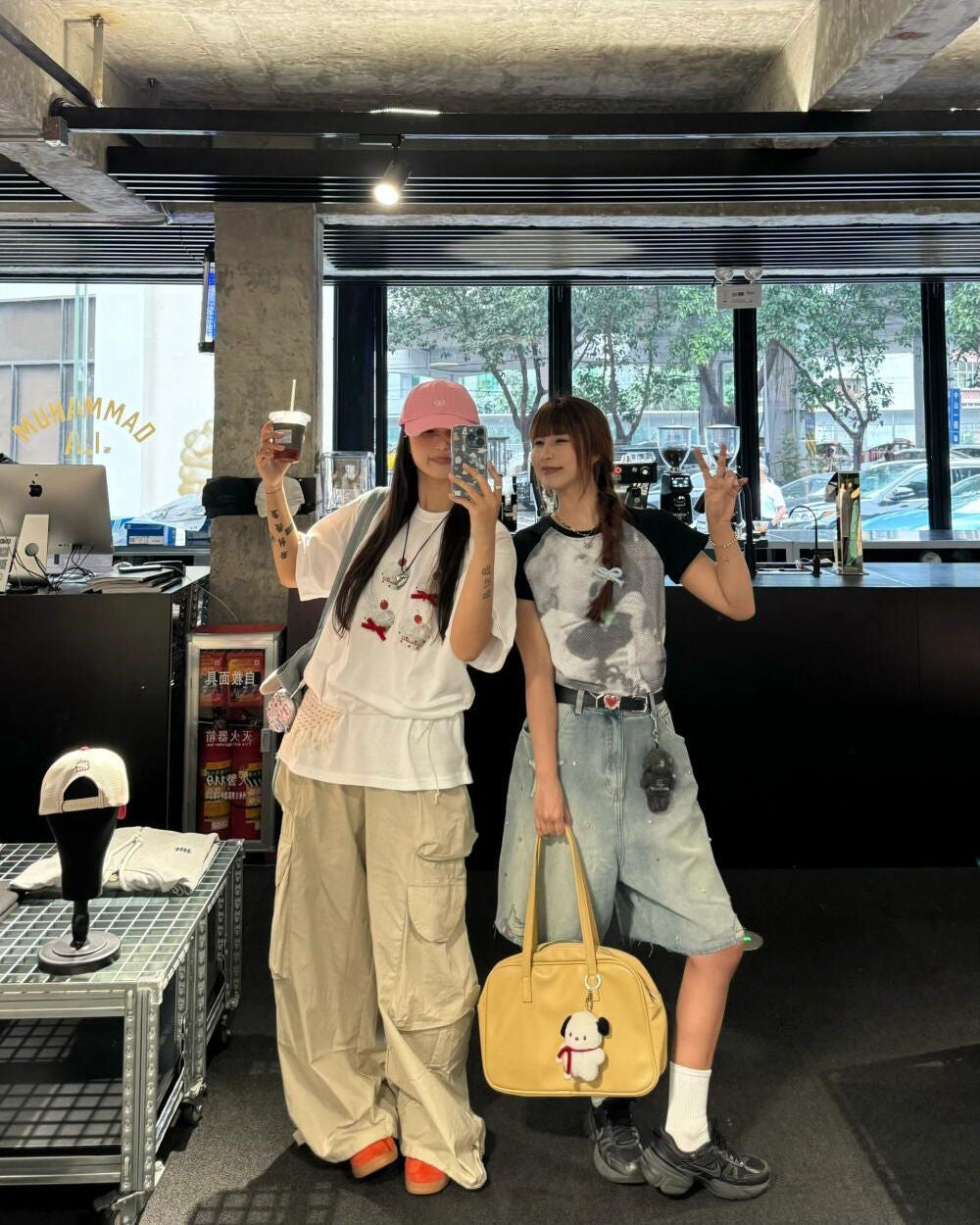 ひとみ on LIPS 「友情がすぐに応じてくれるととても幸せです#コーデ#韓国コーデ#..」(1枚目)