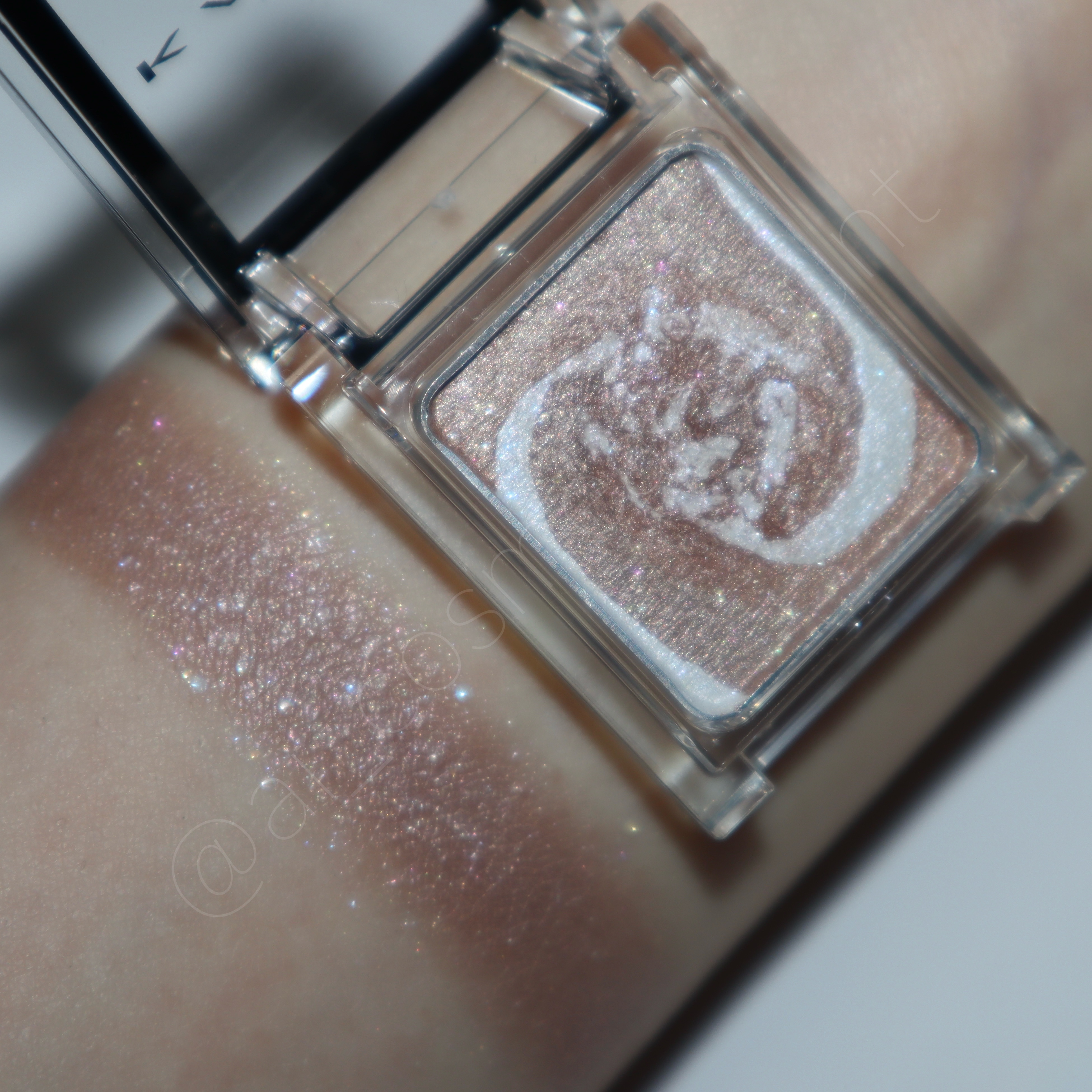 ザ アイカラー(マーブルインク)/KATE/単色アイシャドウを使ったクチコミ（3枚目）