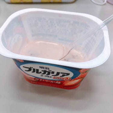 明治 ブルガリアヨーグルト脂肪０のクチコミ「仕事のお昼ご飯のお供に
たまに食べるヨーグルト♪
(食べかけですみません💦笑)
果肉もけっこう.....」（1枚目）