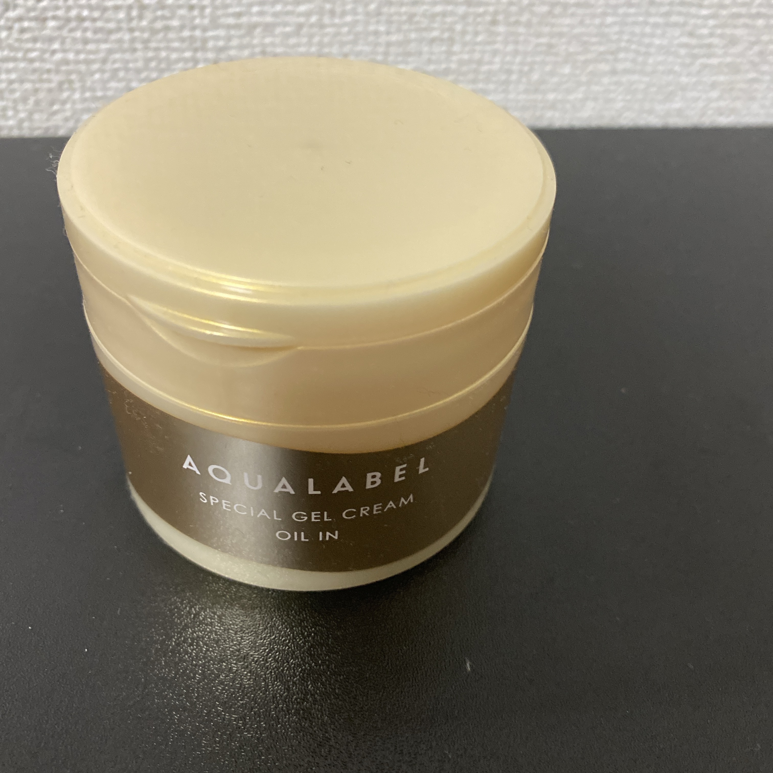 かなり前に提供でいただきました
使い切ったのでシェアします🙏🏻

#アクアレーベル
#スペシャルジェルクリームＥＸ
#提供 


レチノール入りだけどマイルドな効果と使い心地ですごく良かった
サラッとはしないけどジェルだからクリームほど