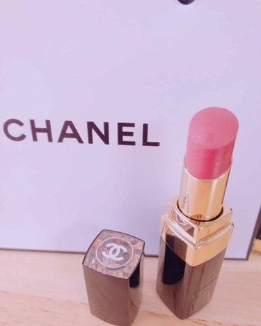 CHANEL ルージュココフラッシュ💕
ライブ82

ブルべさんにぴったり✨
ピンクやブラウンのアイシャドウと相性抜群😆

さりげないゴールドのラメが入っているので、オレンジメイクにも可愛い🧡

お仕事