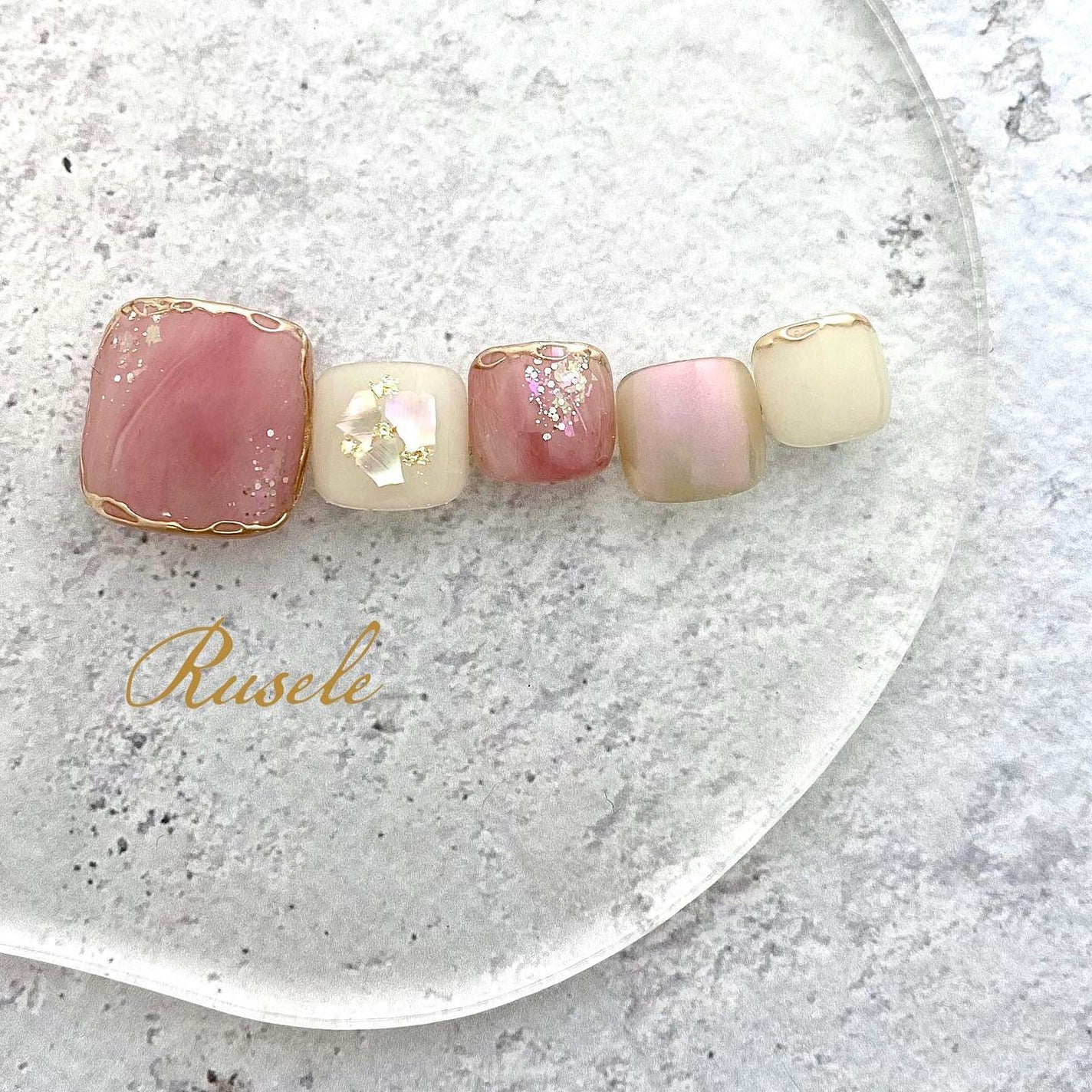 naomi on LIPS 「👣nail✨オーロラフレークとシェルのクリームはどんなカラー..」(1枚目)