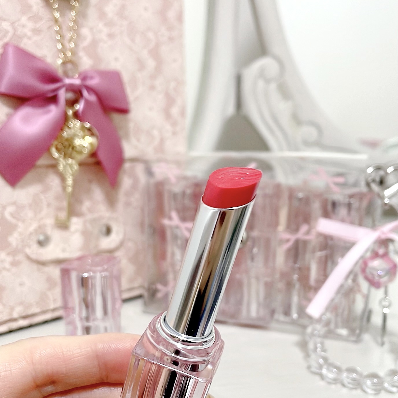 クッションファンデで有名なあのTIRTIRからポイントメイクラインが新登場

ちゅるんとしたツヤ感と自然な血色感を叶えてくれる
【ウォーターリズムグロウティント】

じゅわっとナチュラルな血色感が溢れるリップ
【ウォーターリズム グロウメル