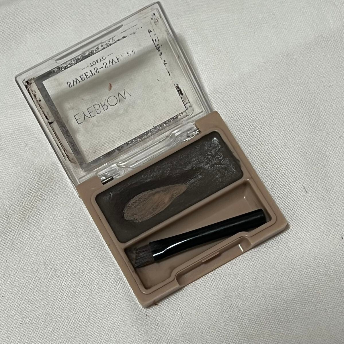 ゆとり on LIPS 「底見えアイブローワックスこれマジで落ちない。プールとか行くと流..」(2枚目)