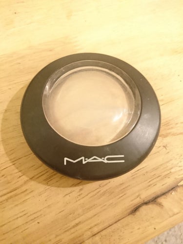 ハイライト何がいいのか分からなくて、友達に
とりあえずMAC買っとけ！と言われて買ってから
ずっと使ってます。10ヶ月以上毎日使ってるけど
写真のような感じです。
みなさん言うとおり 全く減らない、コス