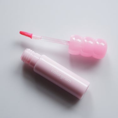 
持ち手部分がフルーツ飴みたいで可愛い〜🍬
発売前から気になってたリップ💄


Colorgram
タンフルグラスグロス

03 ギグルストロベリー
爽やかたっぷりの甘いイチゴのように
自然に血色を上げ