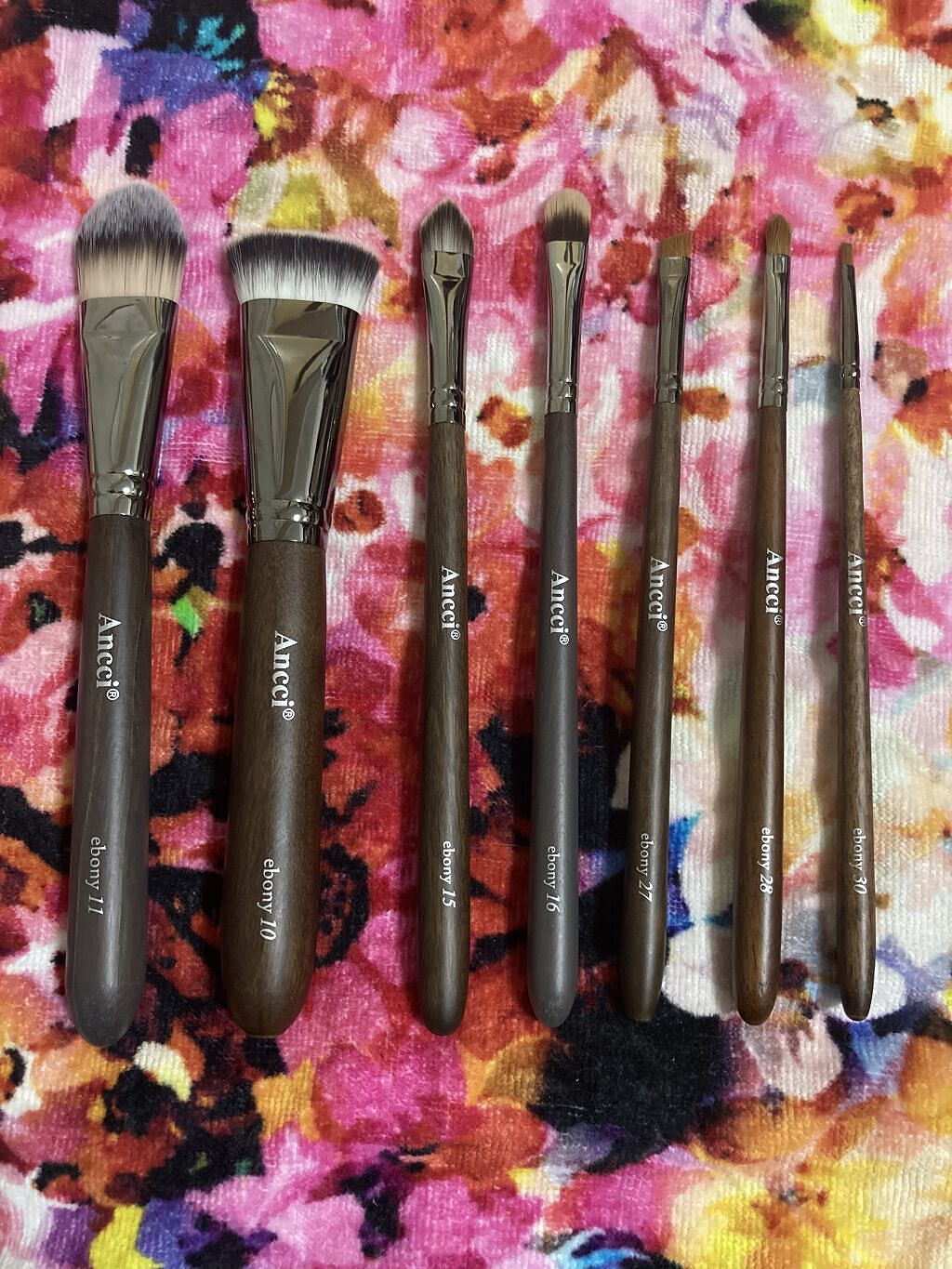 手持ちのアンシブラシ達✨

どれも使いやすく、
肌触りも良くてお気にり(  •̀֊•́ ) ̖́-

コンシーラーブラシと下地用ブラシは
ないと困るぐらい気に入ってます！

これ以外に
洗い替えも何本かあります🙆‍♀️