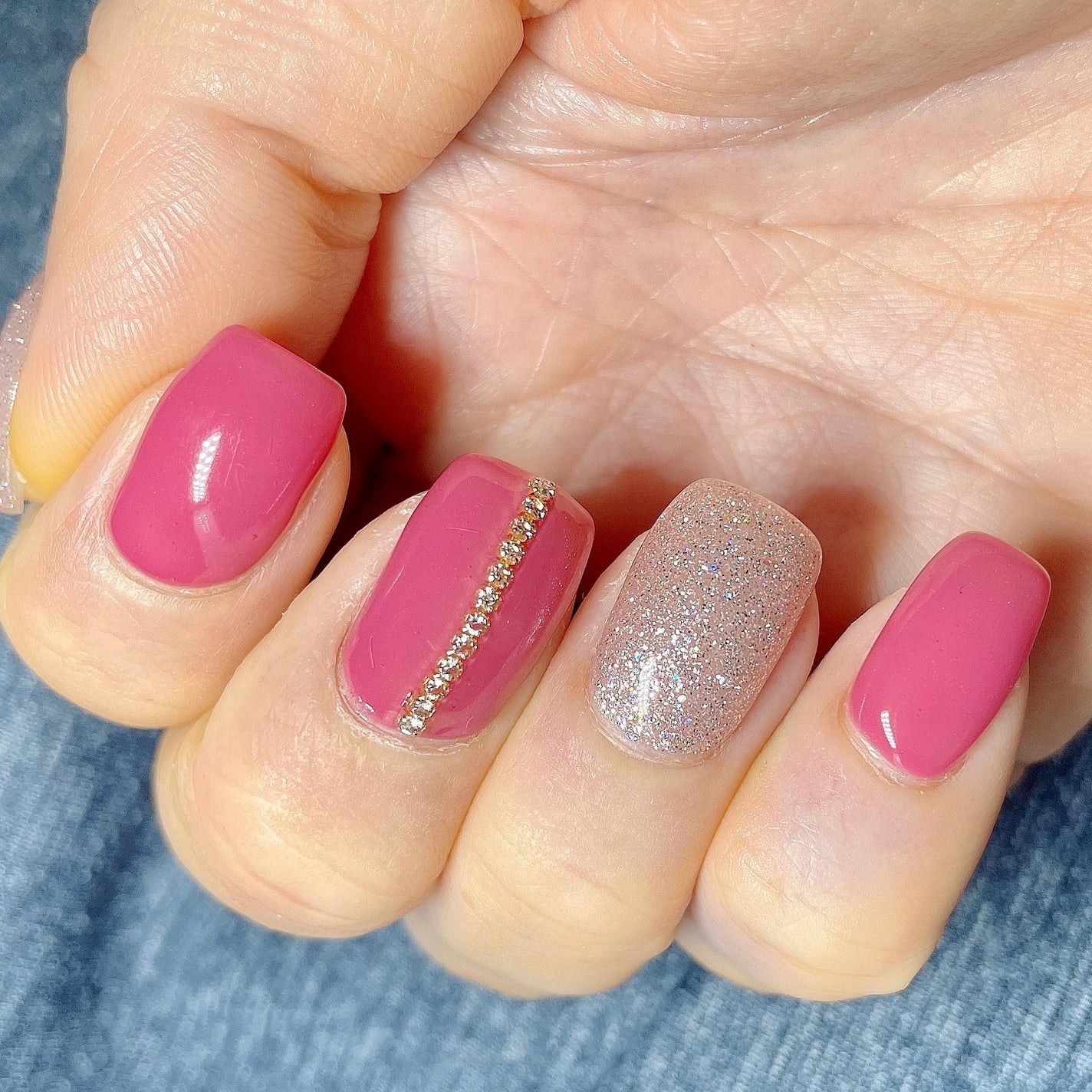 ♡𝙗𝙚𝙠𝙞♡フォロバ100%♡ on LIPS 「newnali🩷明るめピンクにゴールドチェーン🩷💛オーロラに輝..」(3枚目)