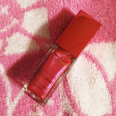 『CLARINSのリップオイル美味しそうな香りする』

CLARINS　コンフォート リップオイル シマー
05 pretty in pink

ホリデー限定色。ピンクのベースにシルバーやピンクのラメが