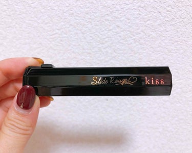 Kiss スライドルージュ 11 Hot Red💄

片手で簡単に出すことができるスライドリップです❤︎*。

赤色の中にゴールドのラメが入っており綺麗です✨

高発色なので私はよくグロスと合わせて使っ