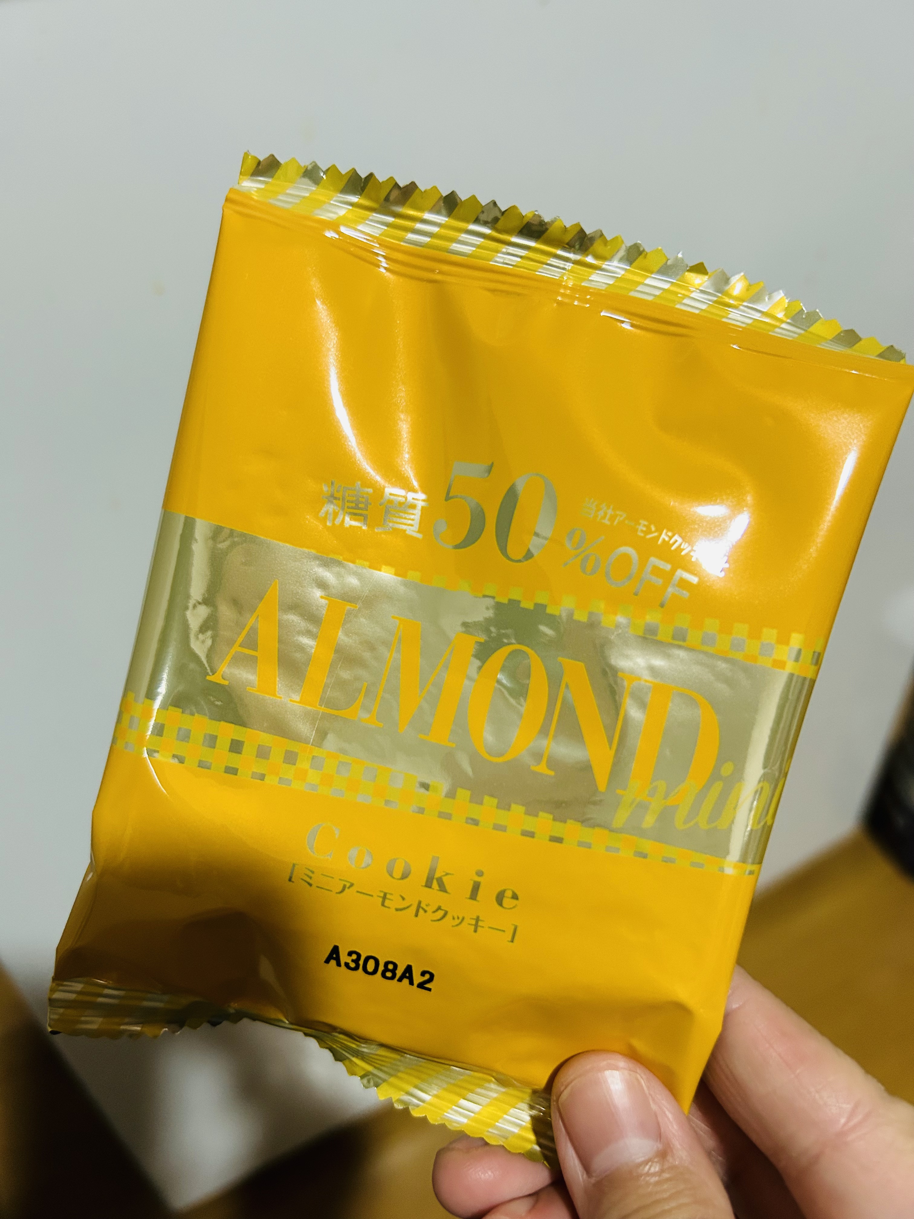 森永製菓 アーモンドクッキーのクチコミ「森永製菓　アーモンドクッキー。糖質50%オフ。

職場で小腹が空いた時用に購入。少しお高めだけ.....」（3枚目）