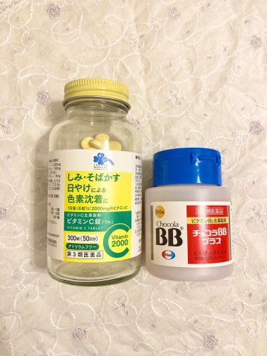 くらしリズム　VitaminC2000
チョコラBBプラス

今回は普段飲んでいるサプリを紹介します☀️


左のビタミンCサプリはシミ、そばかす、色素沈着に効果があるもので１回２錠、最大で１日３回摂取