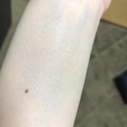 マットラディアンス ベイクドパウダー ハイライト01/ローラ メルシエ/パウダーハイライトを使ったクチコミ(3枚目)