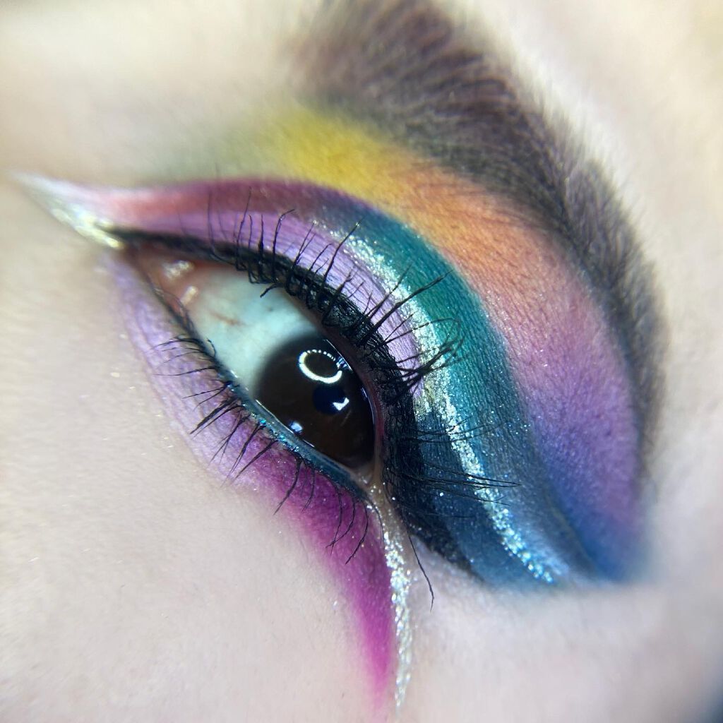 ぴぴ on LIPS 「久しぶりにカラフルメイク💪✨しつこく目のせてごめん🤣🤣🤣手..」(6枚目)