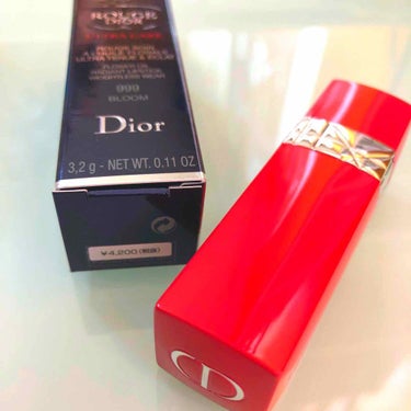 Dior
ROUGE DIOR ULTRA CARE 999

Diorを代表する赤リップ999💋
冬にマスト💋💋💋

リップの真ん中にあるロゴの部分は、白いパールが入っており、塗ると少しメタリックにな