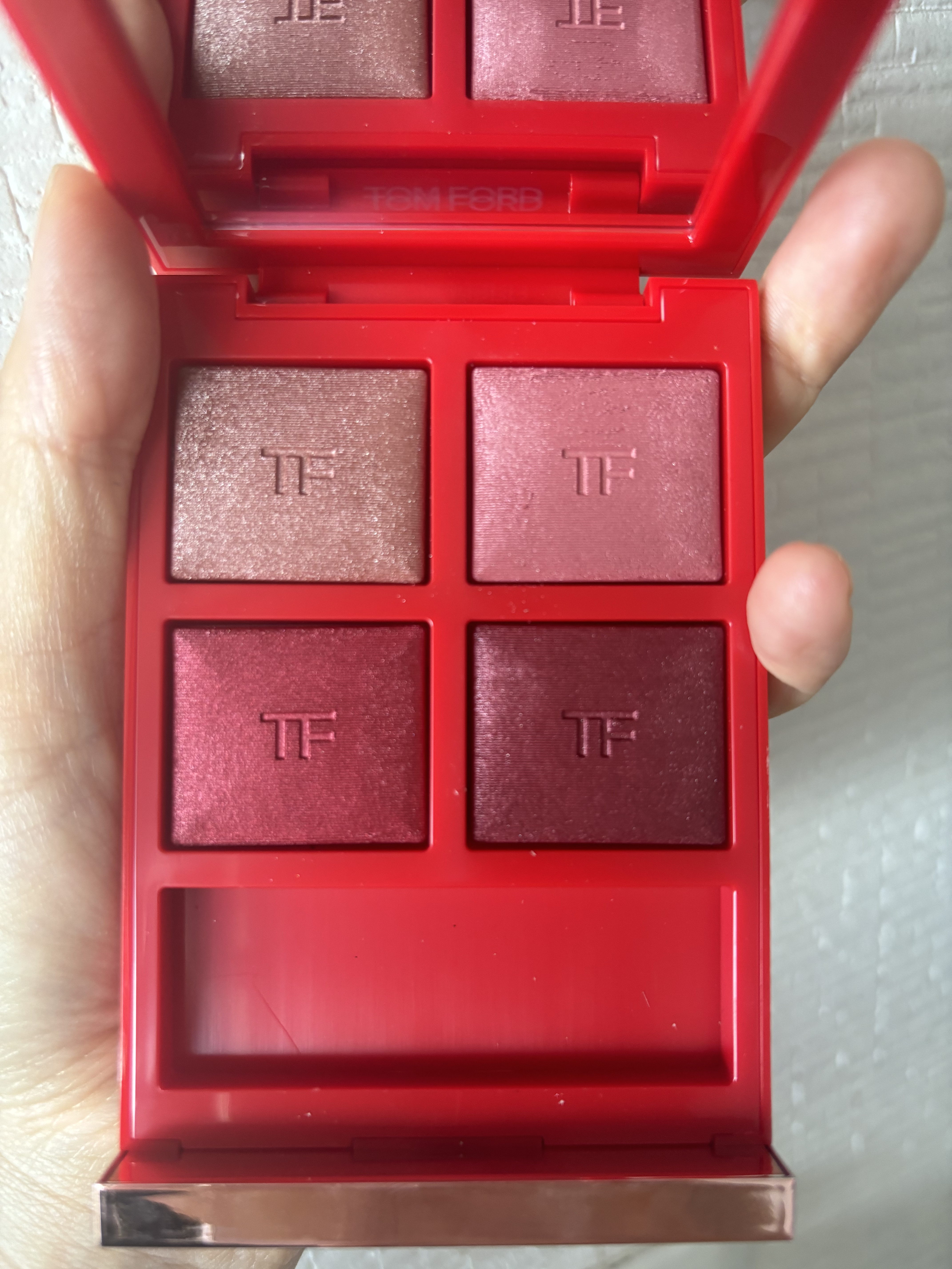 アイ カラー クォード 01SC エレクトリック チェリー (限定色)/TOM FORD BEAUTY/アイシャドウパレットを使ったクチコミ（1枚目）